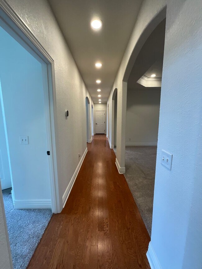 Building Photo - Spacious 4 Bedroom 2 bathroom House in Bella Vista READY FOR RENT *LIMITED OFFER