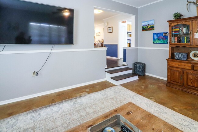 Building Photo - Nice Midtown Bungalow