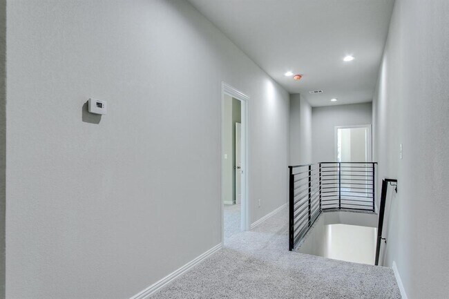 Building Photo - 1441 N Beckley Ave
