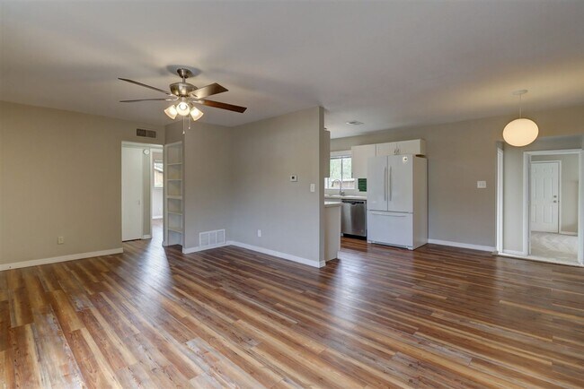 Building Photo - Price reduced. College students welcome in this 4 bedroom home!