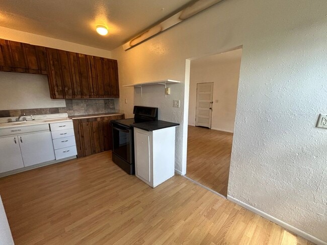 Building Photo - 2 Bed 1 Bath Large House with Fenced Yard and Washer Dryer Hookups