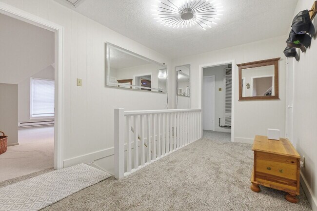 Building Photo - Bright Two Bedroom Apartment with Gas, Water, Sewage and Trash included!