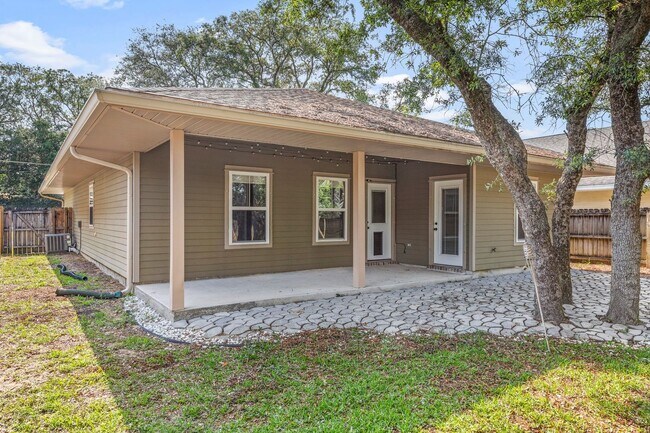 Building Photo - Modern Home in the Heart of Niceville!