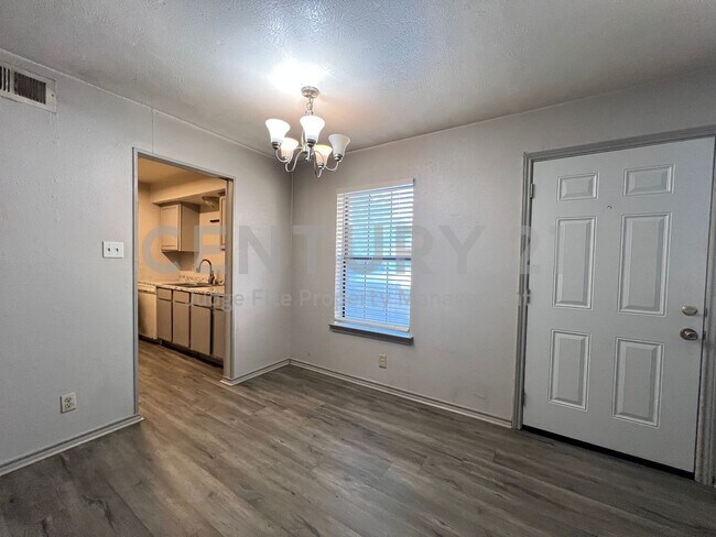 Building Photo - Spacious 2/1.5 Apartment in Denton Great for Roommates!