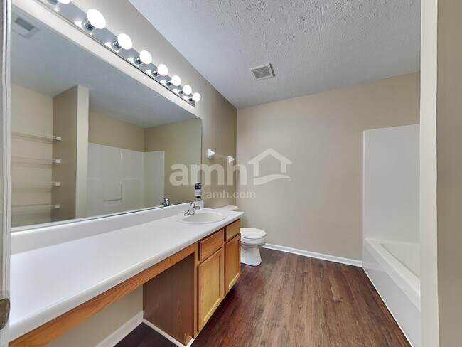 Building Photo - 3455 Lakebrook Ct