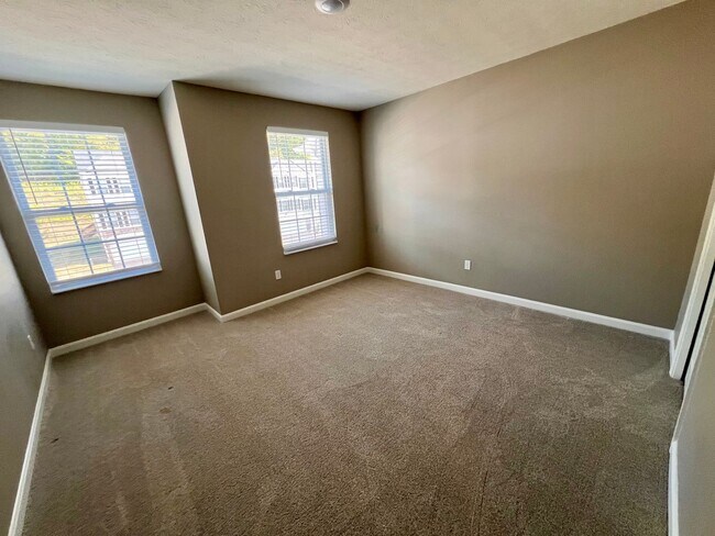 Building Photo - 2105 Canterbury Dr