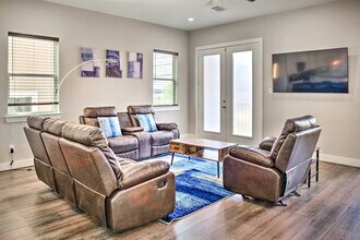 Building Photo - 6403 Bowling Green St