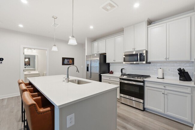 Building Photo - Move right into this immaculate, nearly new 2-bedroom, 2-bath condo offering modern finishes and ...