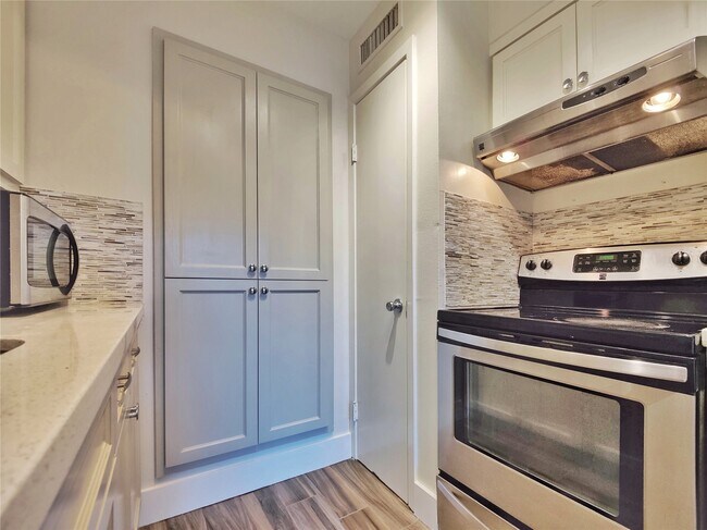 Building Photo - 600 19th St