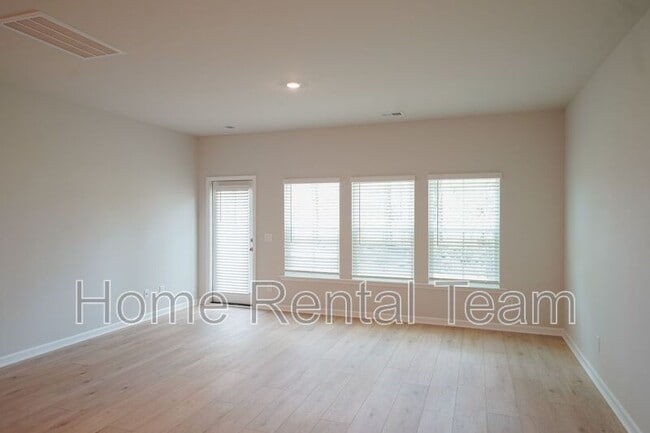 Building Photo - 111 Saltgrass Ln