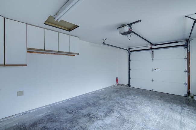 Building Photo - 2bd/2.5ba Kirkland Townhome