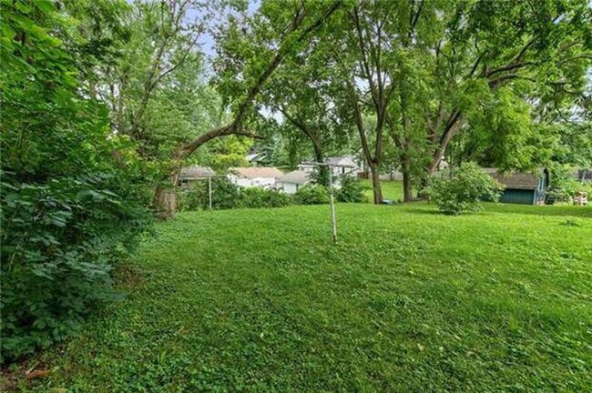 Building Photo - Charming 3 Bed, 3 Bath Bungalow in Independence!