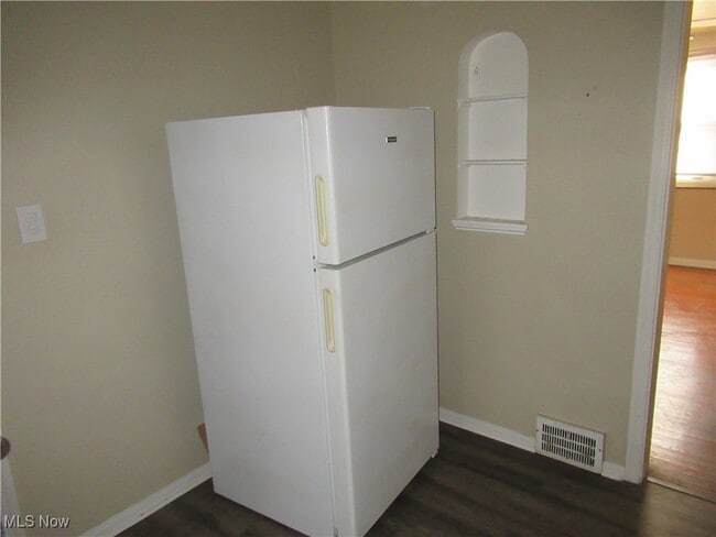 Building Photo - 410 E 222nd St