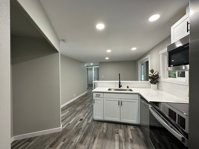 Building Photo - 3113 Harold Dr SE