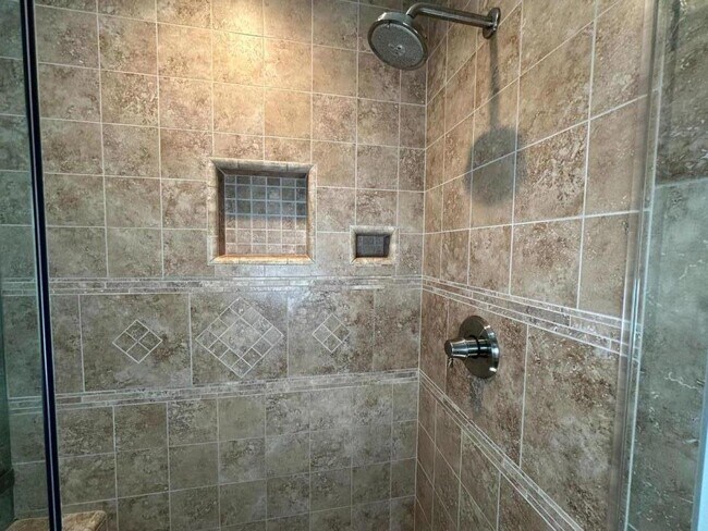 Building Photo - 15 Martin Ln