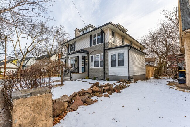 Building Photo - 94-96-96 Montrose St