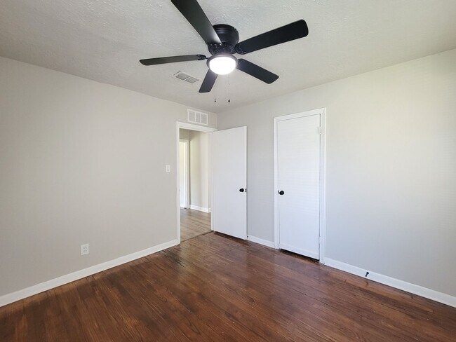 Building Photo - Welcome to this inviting single-family residence in the desirable South Park/Sunnyside area of Ho...