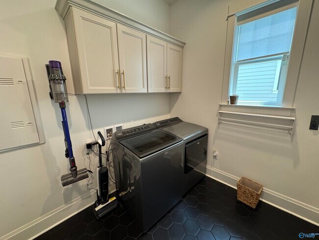 Building Photo - 133 Bienville St