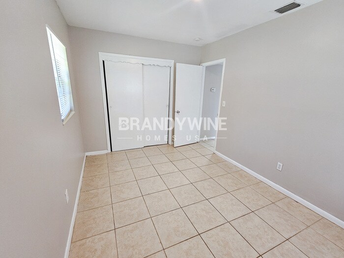 Building Photo - 3407 E Hanna Ave