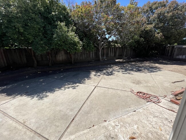 Building Photo - 778 Bend Ave