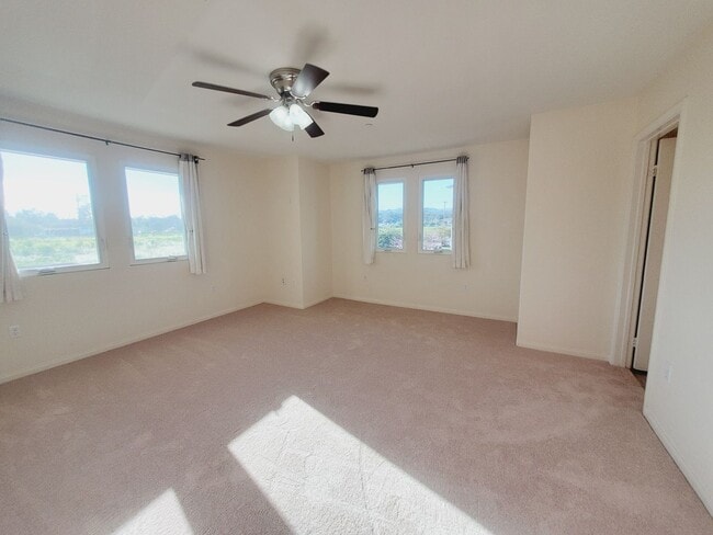 Building Photo - Spacious Condo 3 bedrooms, 2 bathrooms Built 2016