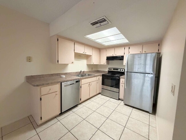 Building Photo - "Charming 2-Bedroom, 2-Bath Duplex Retreat in Spring Hill!"