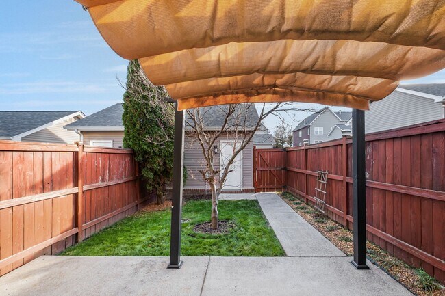 Building Photo - Updated Hermitage townhome, 2BR 2.5 bath, gym, pool, sidewalks, garage, fenced yard, available now!