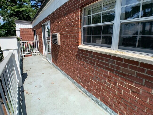 Building Photo - 25 Greentree Ln