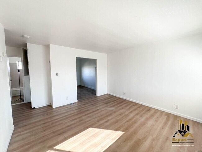 Building Photo - 3740 Astoria St