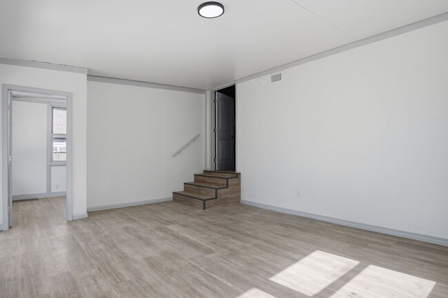 Building Photo - 549 E Ercoupe Dr