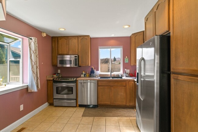 Building Photo - Beautiful 3 Bedroom 2.5 bath home with 2 c...