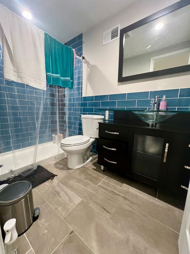 Building Photo - Stunning 3-Bedroom Townhome in Francisville! Available NOW!