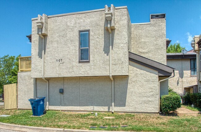 Building Photo - 707 Harbour Town Dr