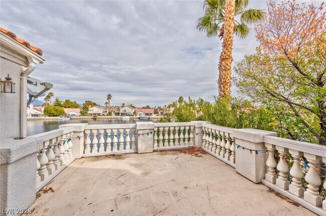 Building Photo - 2740 N Lakecrest Dr