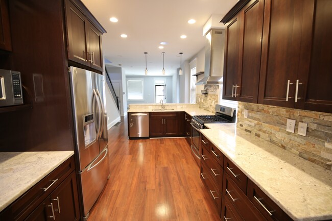 Building Photo - 310 E Beck St