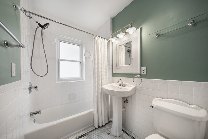 downstairs bathroom - 694 W Hazelhurst St