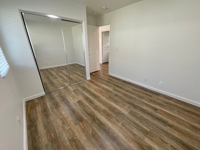 Building Photo - 4 Bedroom 3 Bath, 2 Car garage w/3rd parking stall, Solar panels (RRLLC)