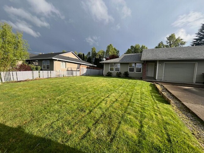 Primary Photo - 3 Bedroom 2 Bath McMinnville OR