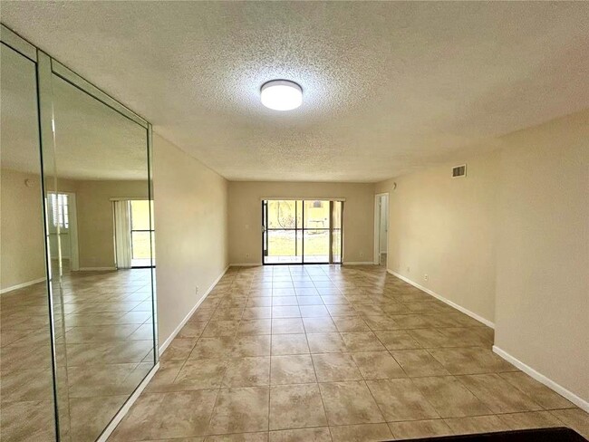 Building Photo - 6475 W Oakland Park Blvd