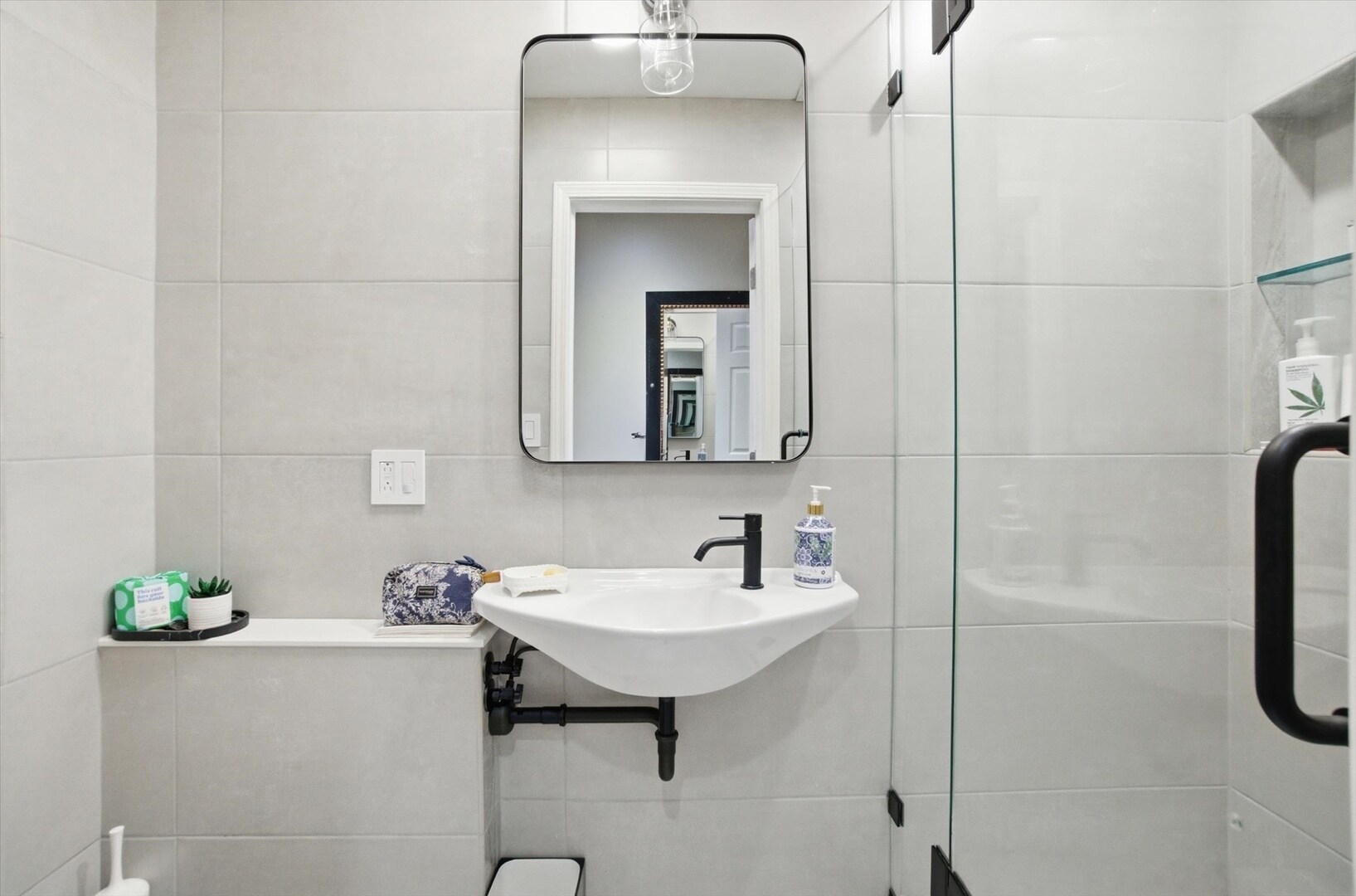 Building Photo - 639 W Elm St