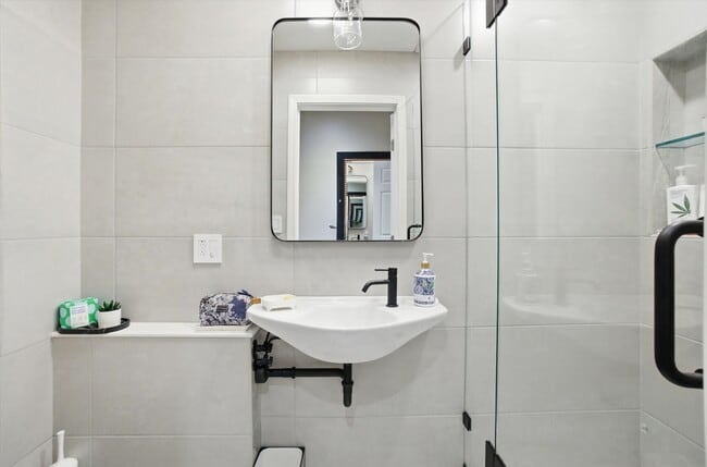 Building Photo - 639 W Elm St