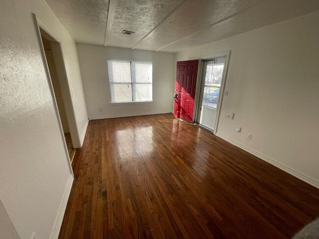 Building Photo - 1 Bed 1 Bath Duplex For Lease!