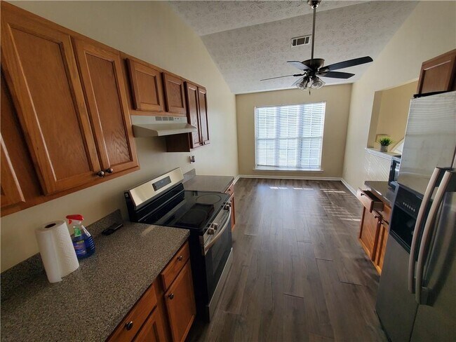 Building Photo - 5450 Twin Lakes Dr