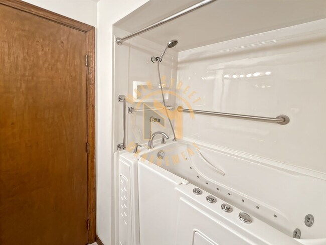 Building Photo - 1433 Baumgart Rd