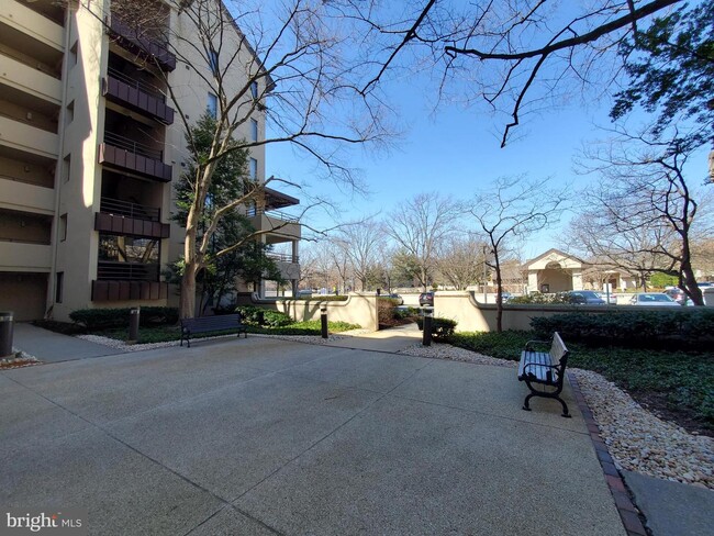 Building Photo - 6050 California Cir