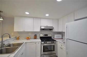 Building Photo - High-End Living in a Prime Area