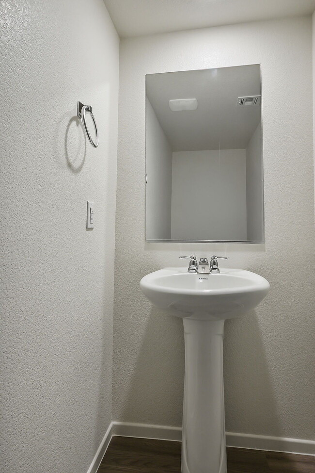 Building Photo - "Charming 3-Bedroom Townhouse with 2.5 Baths in Scenic Las Vegas Locale!"