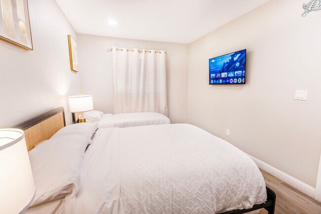 Building Photo - 451 E Lincoln Ave