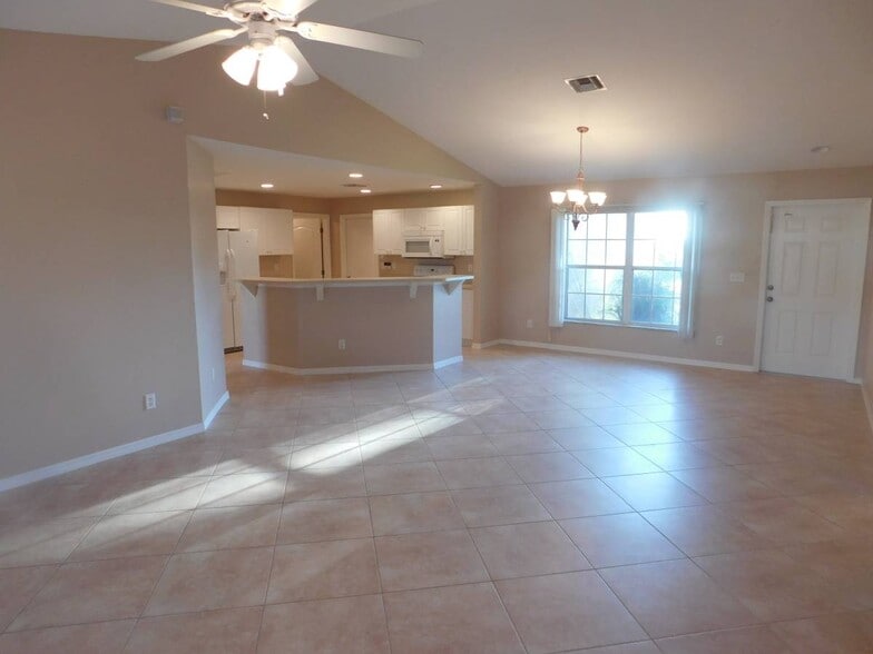 Building Photo - 4124 NE 8th Pl