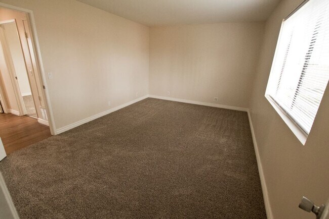 Building Photo - Beautiful 4BR/3 Full BA single family home with large yard